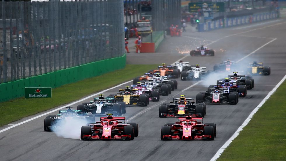 Salida de la carrera del GP de Italia de 2018, con los dos Ferrari en cabeza