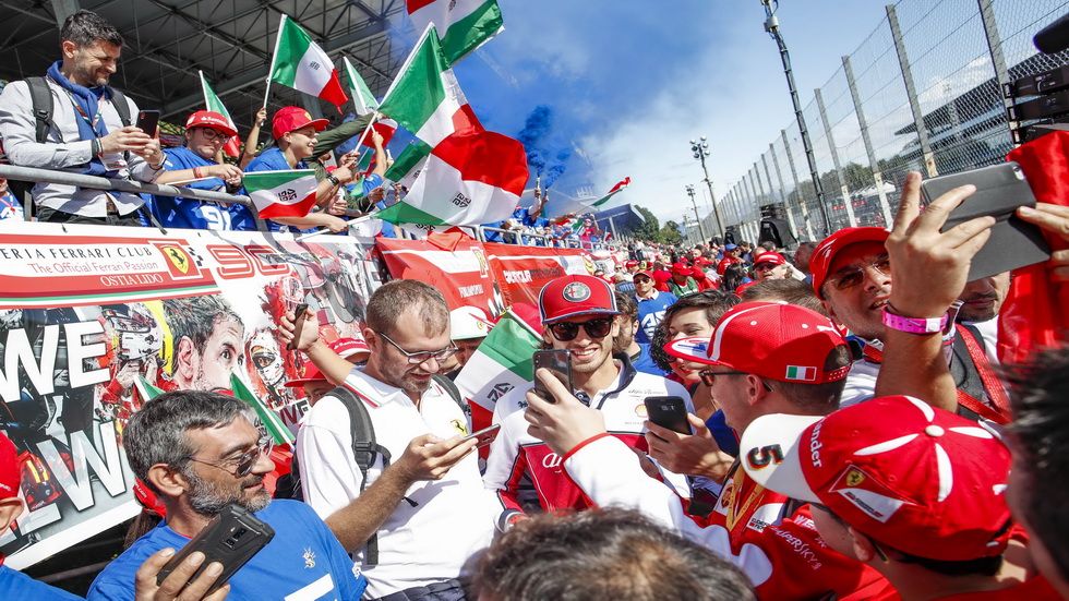 El italiano Giovinazzi con los tifosi Monza