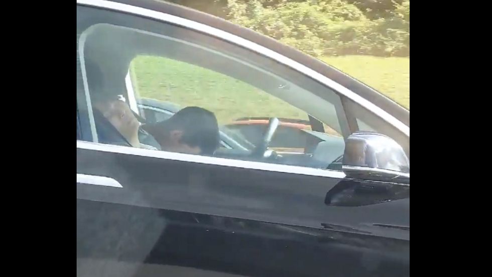 Graban a una pareja conduciendo y durmiendo al volante 