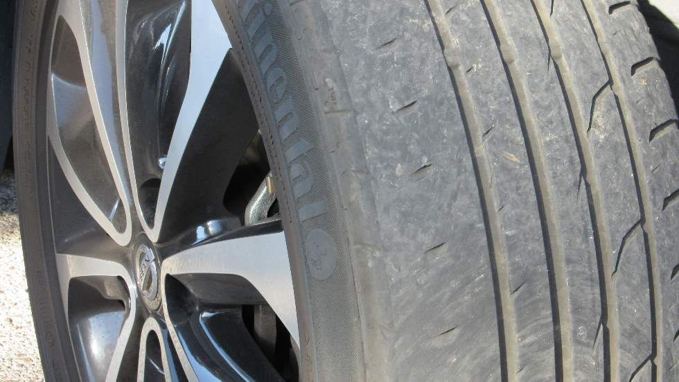 Los errores más habituales que cometemos y que terminan con las ruedas del coche