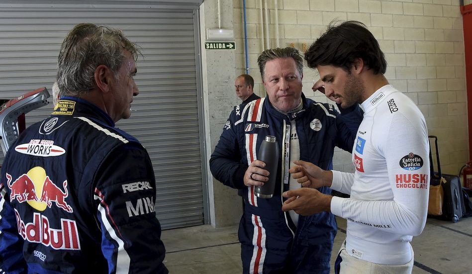 Zak Brown convesa con los Sainz en un box del Circuito de Navarra