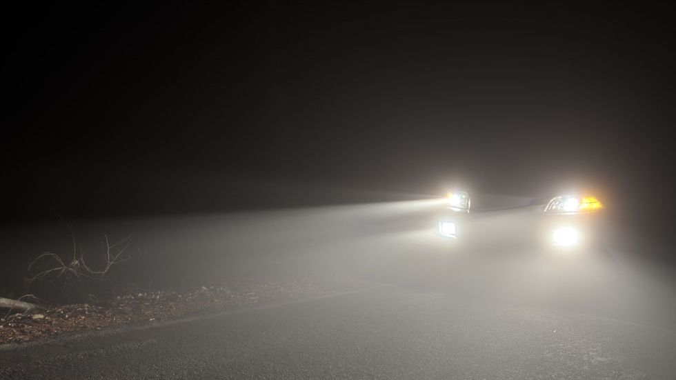 Alertan que si das luces a un coche, te sacará de la carretera: ¿leyenda o realidad?