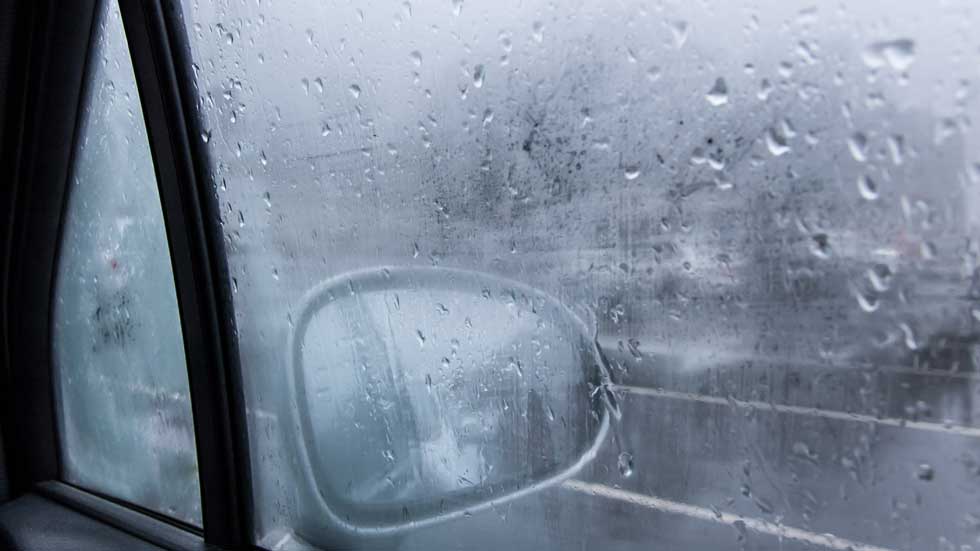 El truco infalible para desempañar los cristales del coche con lluvia