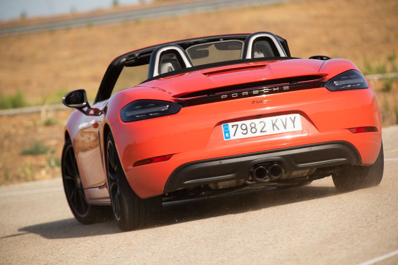 BMW Z4 vs Porsche 718 Boxster T, las mejores fotos