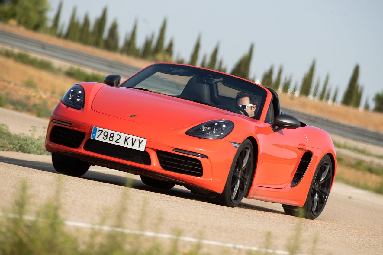 BMW Z4 vs Porsche 718 Boxster T, las mejores fotos