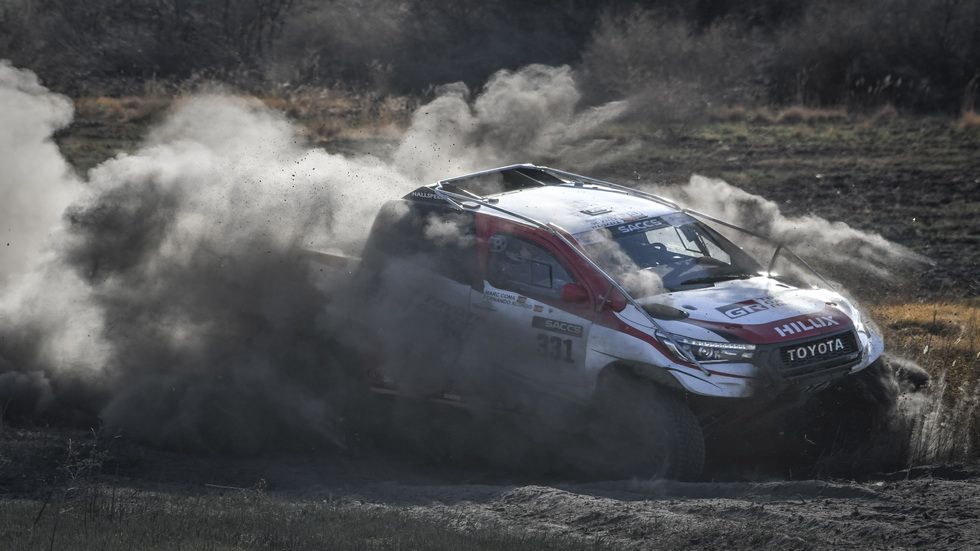 Alonso y Coma con el Toyota Hilux en Sudáfrica