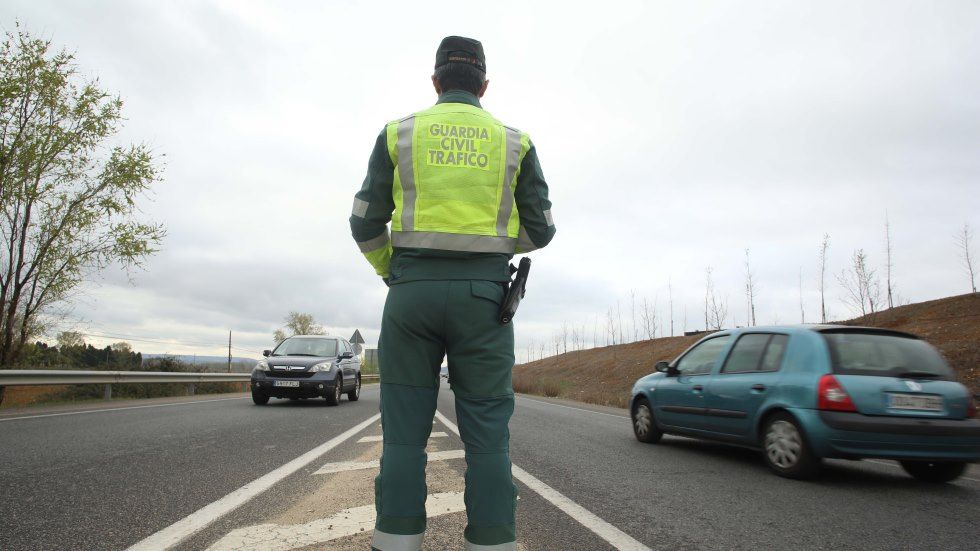 Tráfico moviliza a policías y cámaras contra el uso del móvil al volante