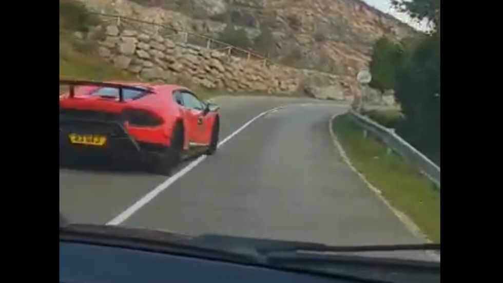 Graban en España una carrera de coches de lujo… y termina así, ¡en accidente!