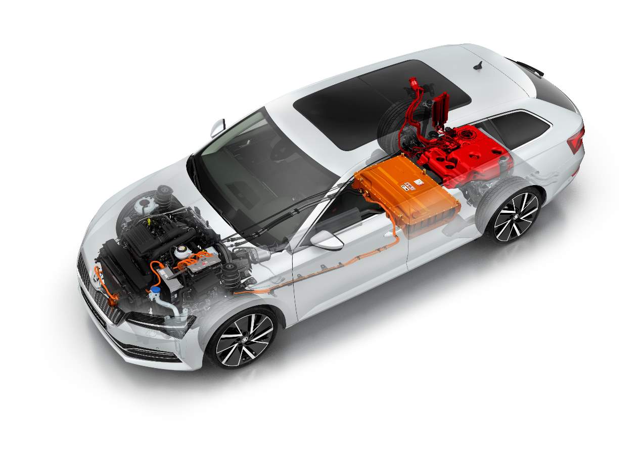 El Skoda Superb iV híbrido enchufable, casi a punto