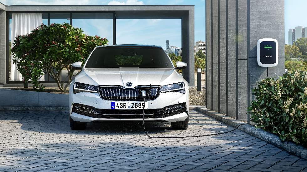 El nuevo Skoda Superb iV híbrido enchufable, más cerca: arranca su producción