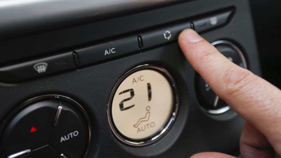 Botón de recirculación del coche o aire exterior: cuándo usarlo y cuándo es malo