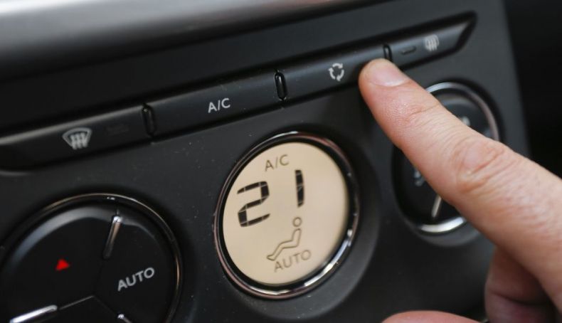Botón de recirculación del coche o aire exterior: cuándo usarlo y cuándo es malo Botón de recirculación del coche o aire exterior: cuándo usarlo y cuándo es malo