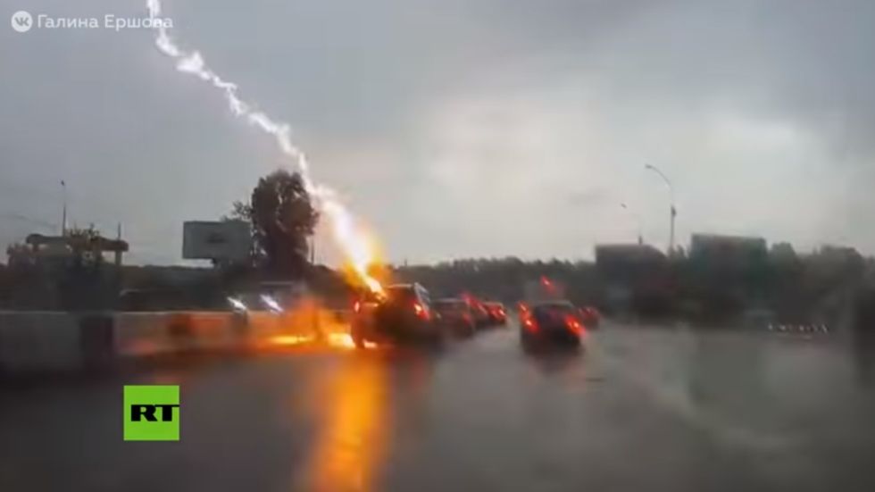Graban como un rayo impacta 2 veces en un coche: ¿qué pasa si nos cae conduciendo?