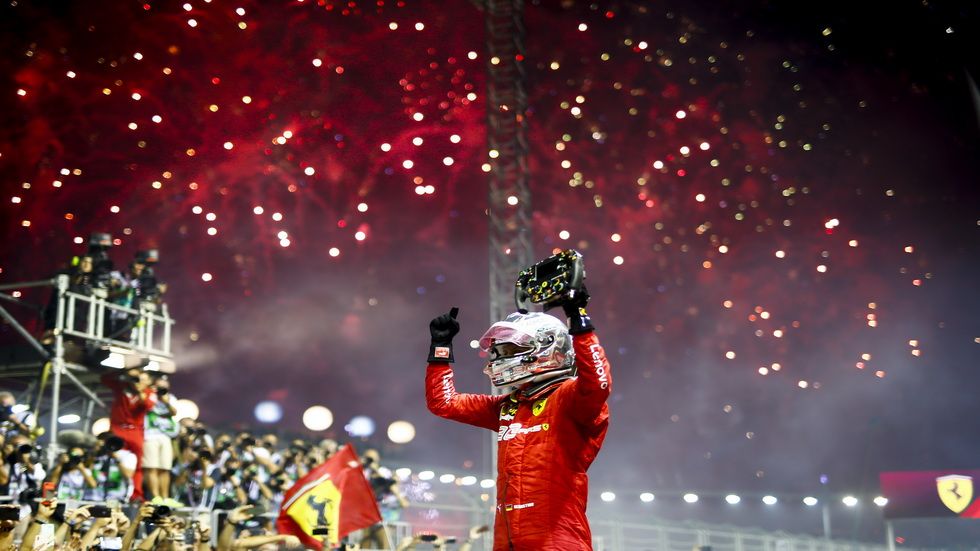 Vettel, se baja del Ferrari eufórico