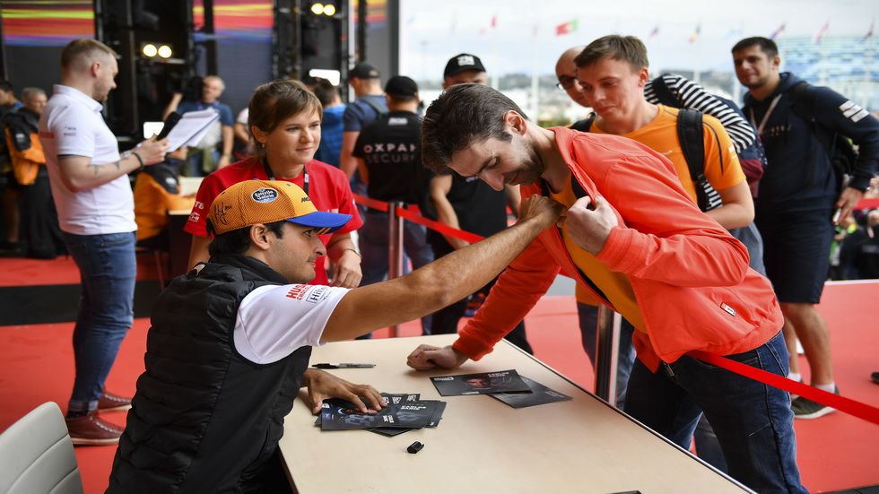 Sainz, firmando hoy autógrafos en Sochi
