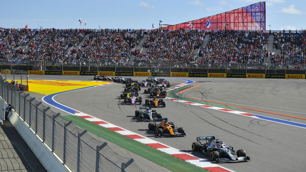 Carlos Sainz, entre los dos Mercedes en la salida