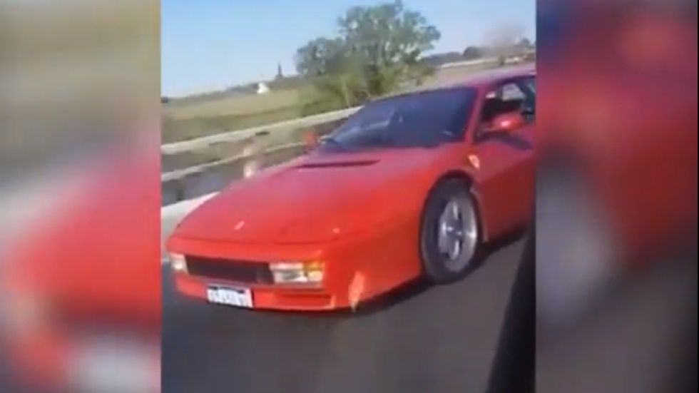 Adelanta a un Ferrari con un Sandero, lo graba para reírse y termina volcando