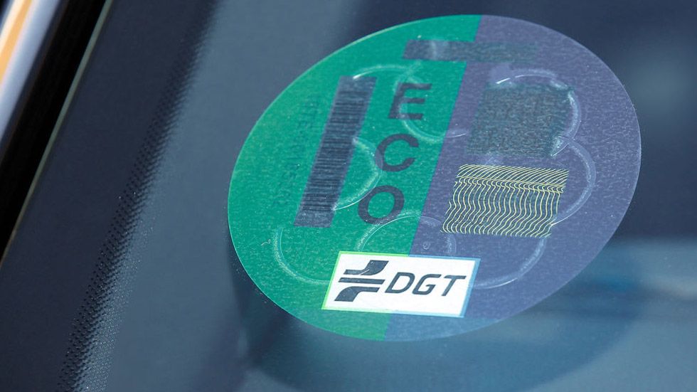 Etiquetas de la DGT para coches: ¿por qué no se automatizan?