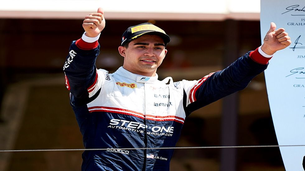 Correa en el podio de la carrera de la F2 de Francia, en la que fue segundo
