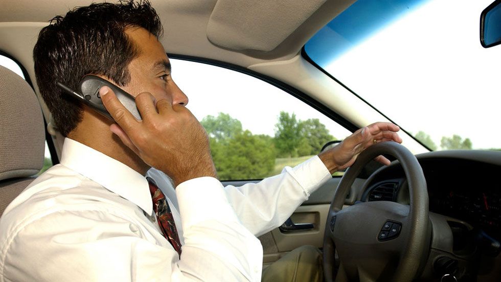 La DGT te recomienda que instales esta funcionalidad para viajar en coche más seguro