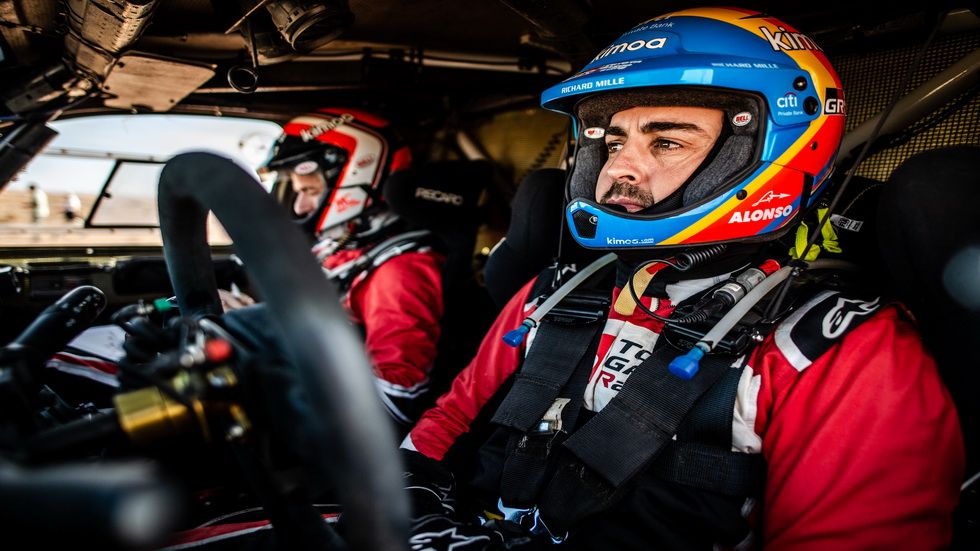 Fernando Alonso en el Toyota Hilux