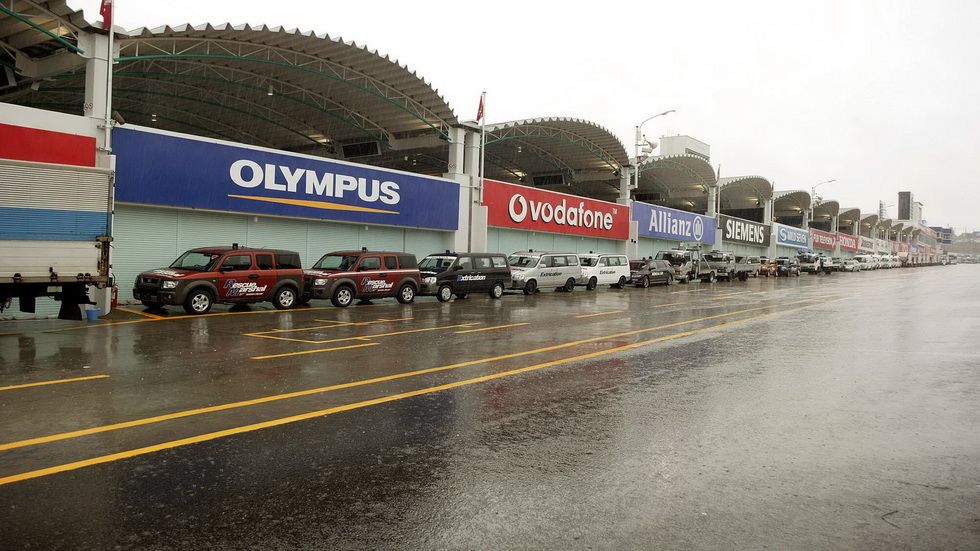 Así estuvo el pitlane de Suzuka el sábado del GP de Japón de 2004