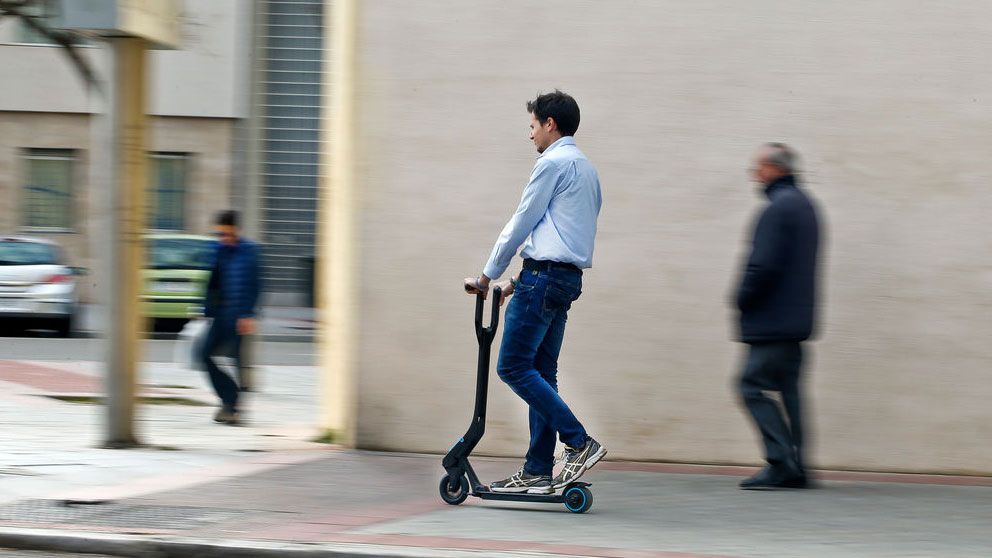 El aparcamiento de bicis y patinetes en las aceras, la próxima prohibición de la DGT
