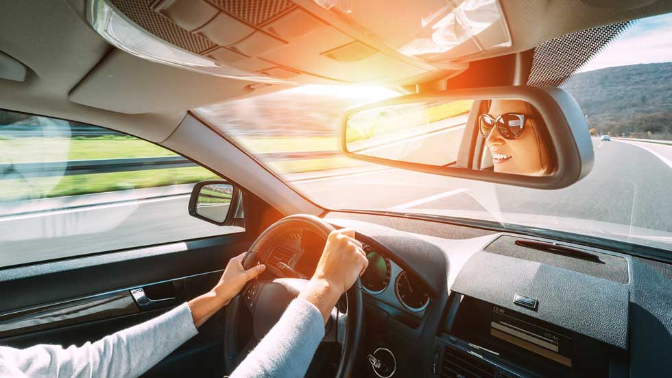 Cómo evitar el deslumbramiento cuando conducimos: atento a los consejos de la DGT