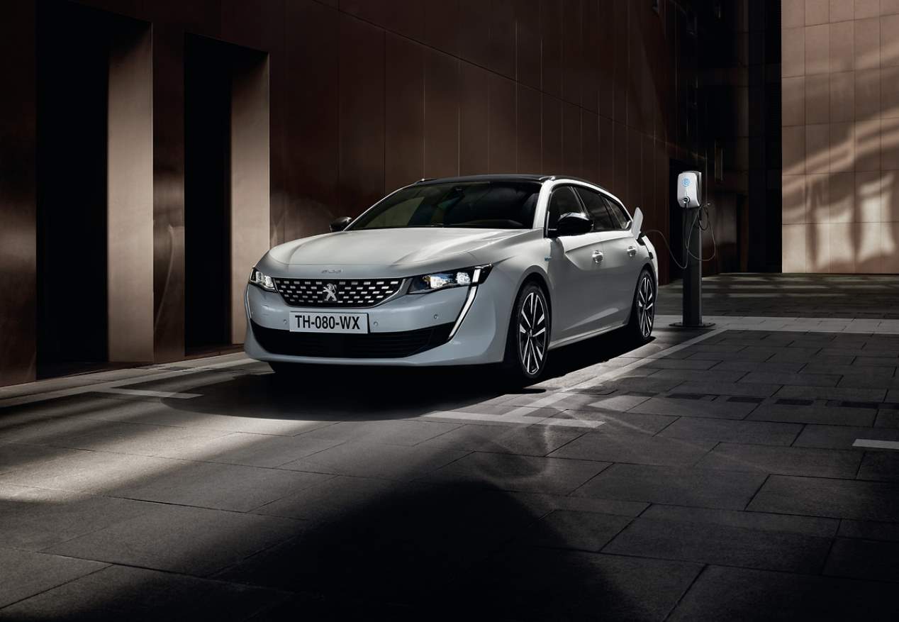 Los nuevos Peugeot híbridos enchufables, ya a la venta en España