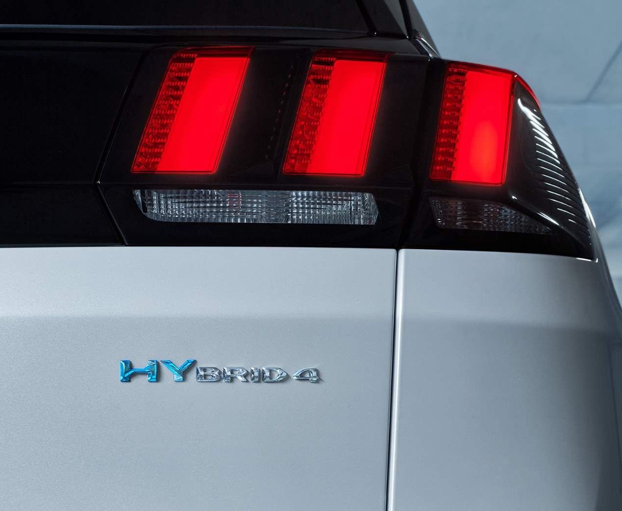 Los nuevos Peugeot híbridos enchufables, ya a la venta en España