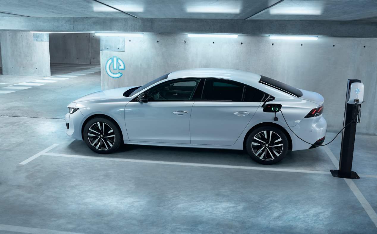Los nuevos Peugeot híbridos enchufables, ya a la venta en España