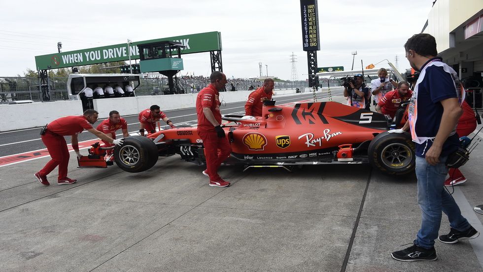 Sebastian Vettel (Ferrari) entrando en boxes