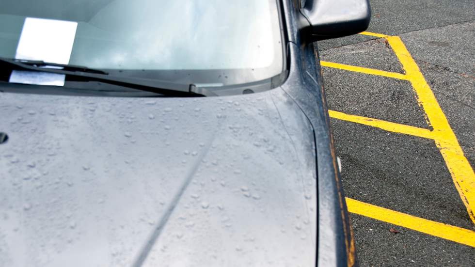 ¿Pueden multarte por estar mal aparcado si no te bajas del coche?