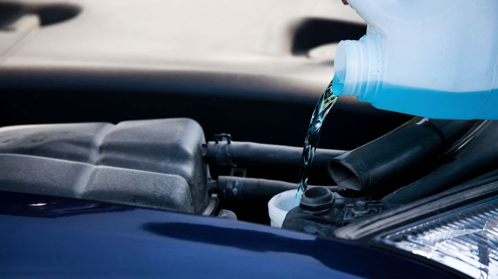 Por qué nunca debes usar lavavajillas para el limpiaparabrisas del coche, y cómo rellenarlo