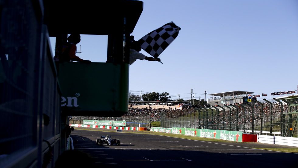 La bandera a cuadros al paso de Bottas, vencedor