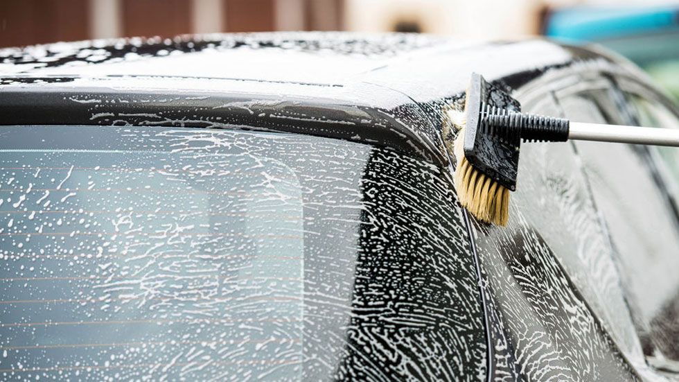 Malos hábitos y falsas ideas al limpiar tu coche que no deberías creer más