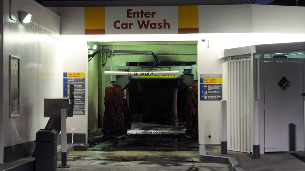 Meter un coche eléctrico en un túnel de lavado, ¿puede ser peligroso?