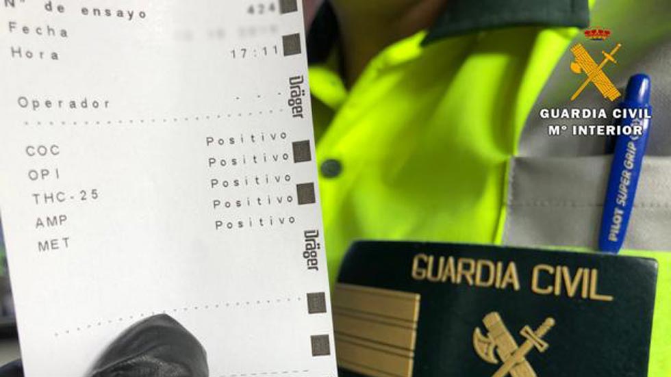 Un conductor lo da todo, literalmente, en un control de drogas