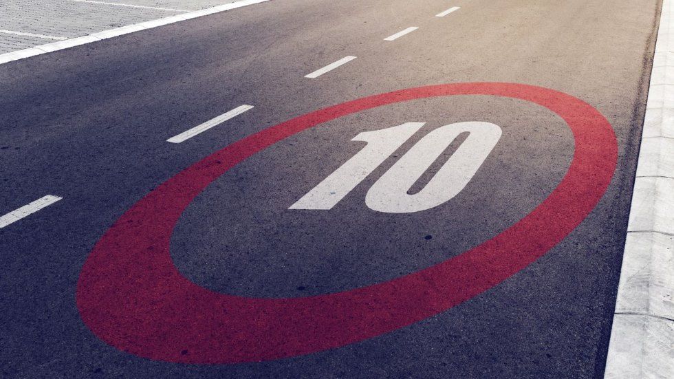 En ciudad, ¿velocidad máxima a 10 km/h en calles de plataforma única?