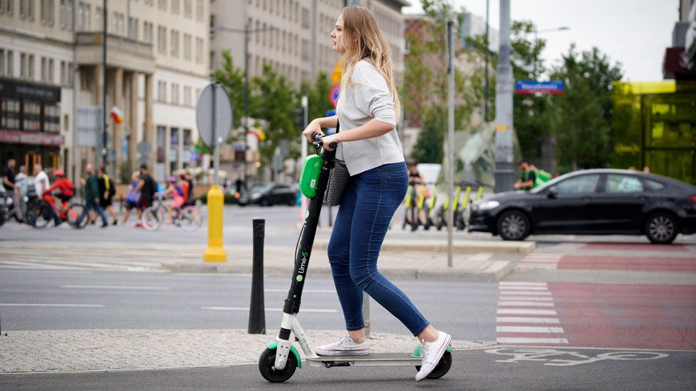 Más regulación a los patinetes: solo por vías a 30 km/h y con mínimo 16 años