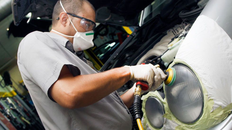 Qué debes tener en cuenta al limpiar los faros del coche para que queden relucientes