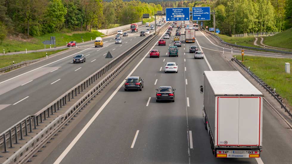 Cómo incorporarse o salir de una autovía con seguridad: atento a los consejos de la DGT