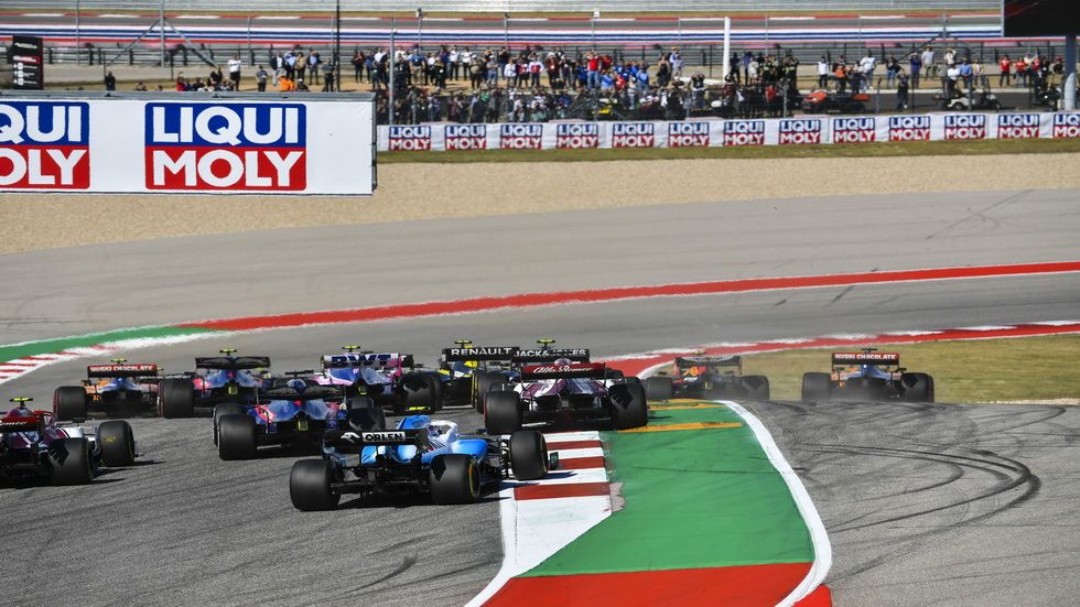 Sainz es empujado por Albon en la salida