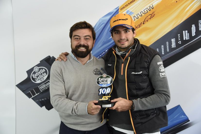 José Villanueva (Estrella Galicia)  entrega a Carlos Sainz  el trofeo conmemorativo de sus 100 G.P. en F1