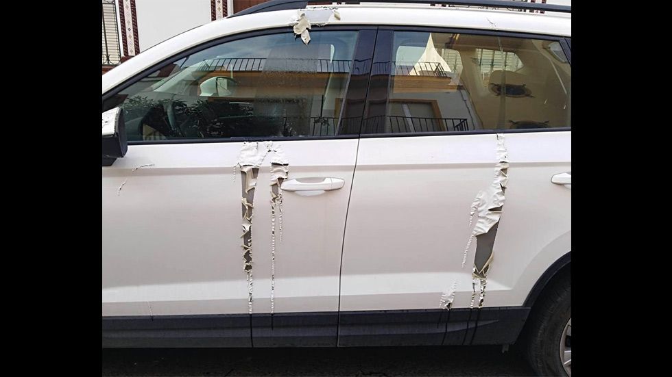 Rocían con ácido un coche en Halloween… ¡y así queda!