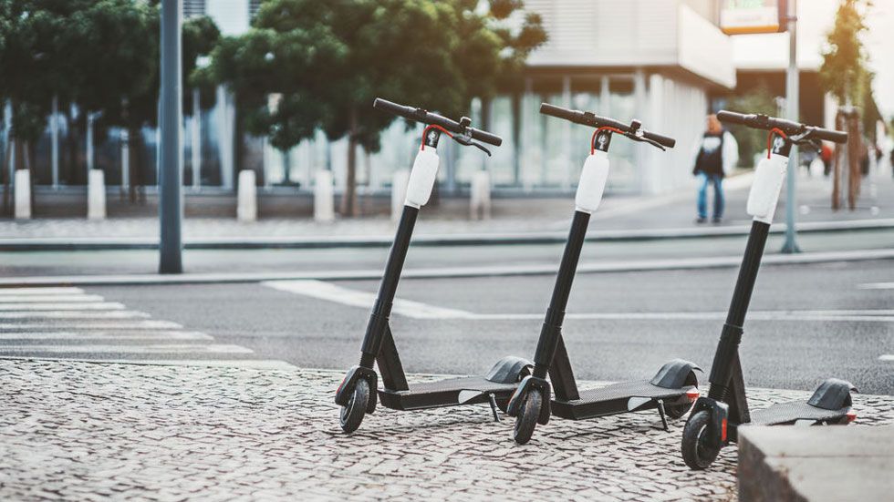 En esta ciudad española ya multan por aparcar mal los patinetes 