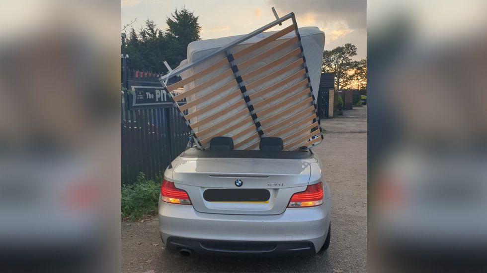 Detenida una mujer que llevaba un colchón y un somier en su descapotable