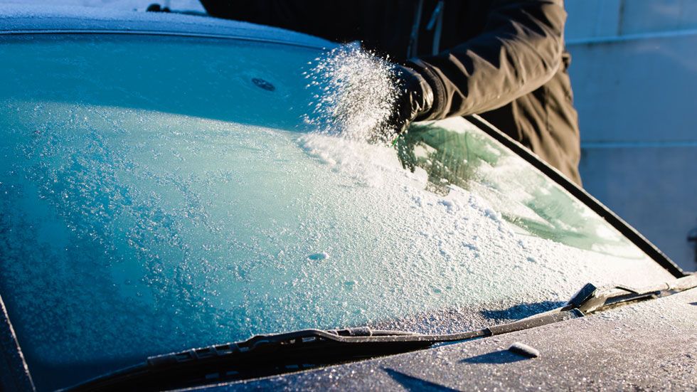 Cómo quitar bien el hielo del parabrisas: lo que SÍ debes y NO debes hacer