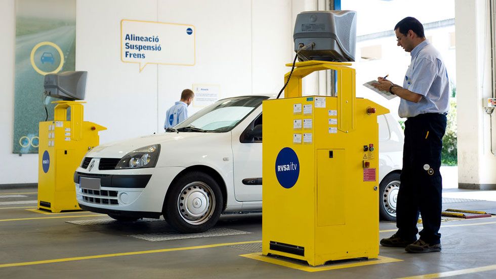 Este es el fallo en la ITV que suspende a más de 1 millón de coches y cuesta más de 500 €  