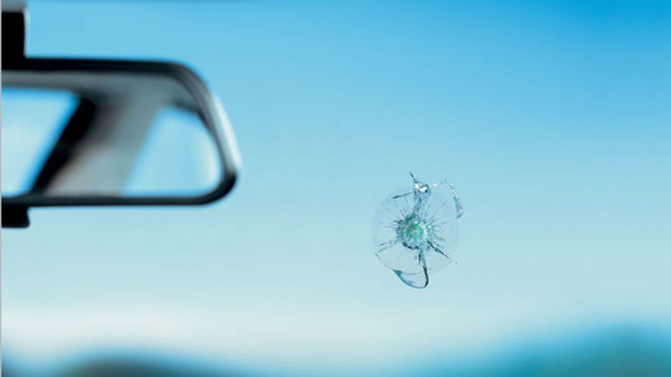 Cómo evitar que se rompa el parabrisas del coche y las multas: aprende a protegerlo 